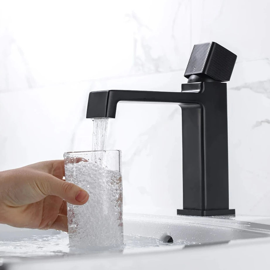 Theo - Grifo de baño moderno