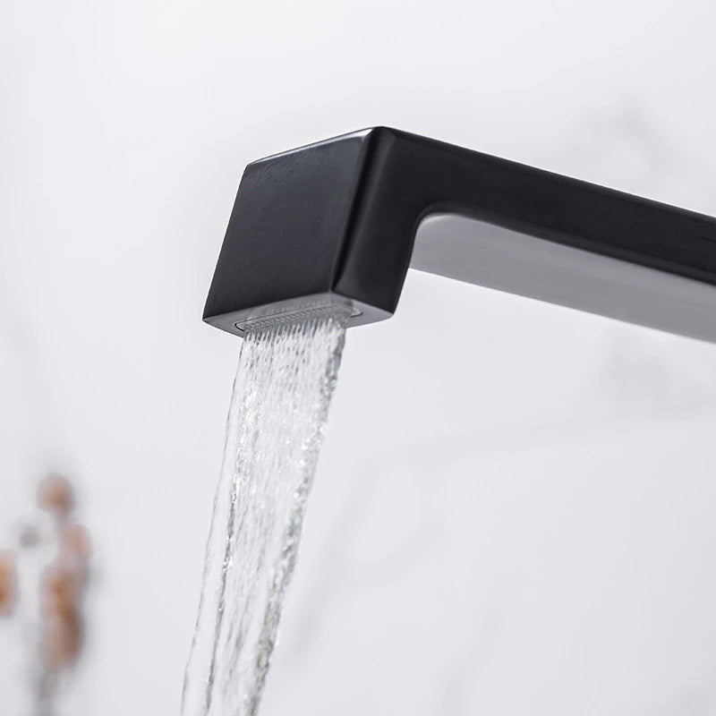Theo - Grifo de baño moderno