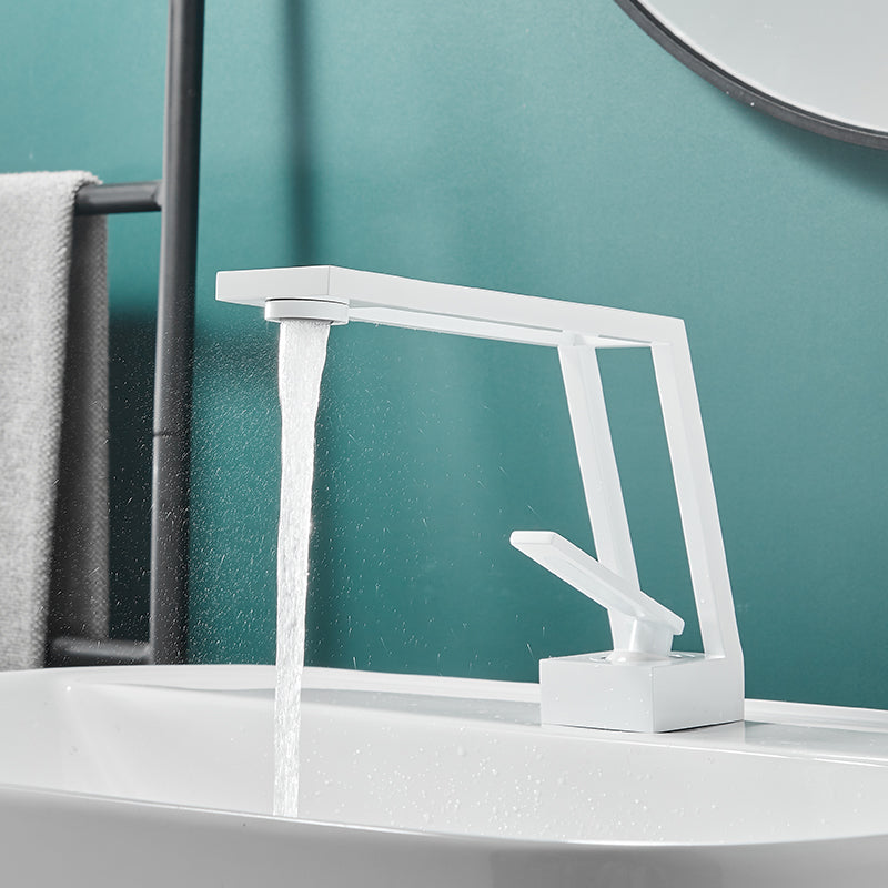 Alyx - Grifo de baño moderno