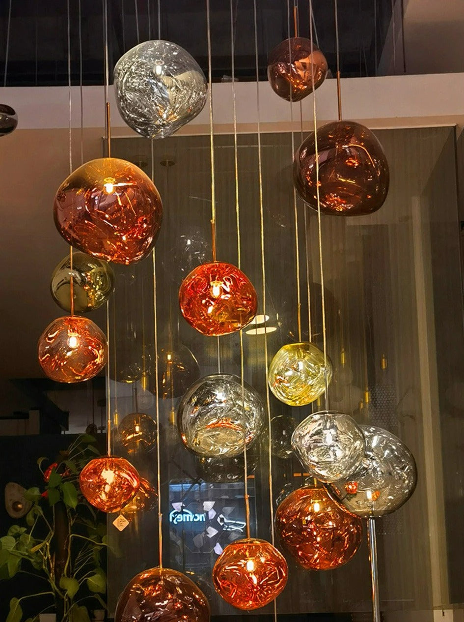 Luces colgantes deformadas de colores