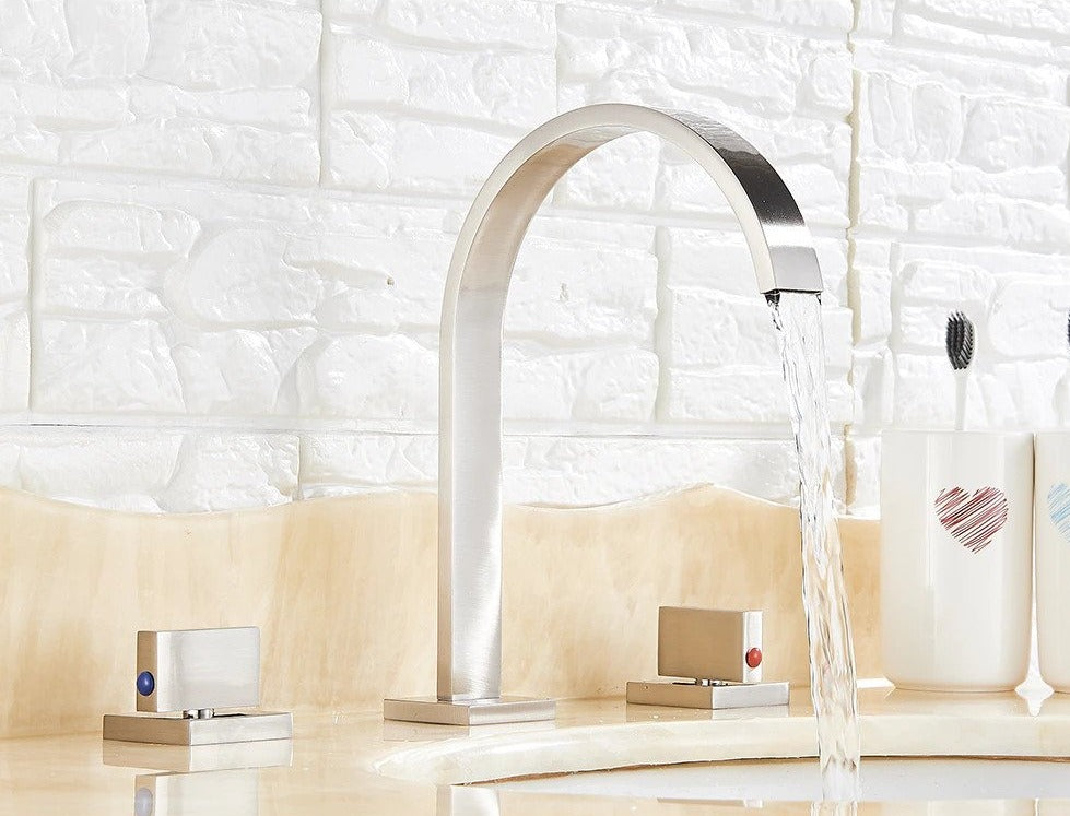 Grifo de baño moderno de cuello de cisne con doble manija