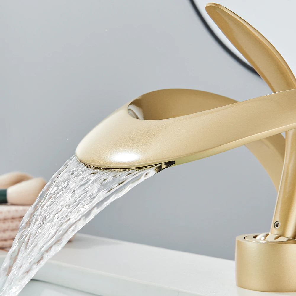 Raven - Modern Curved Bathroom Faucet