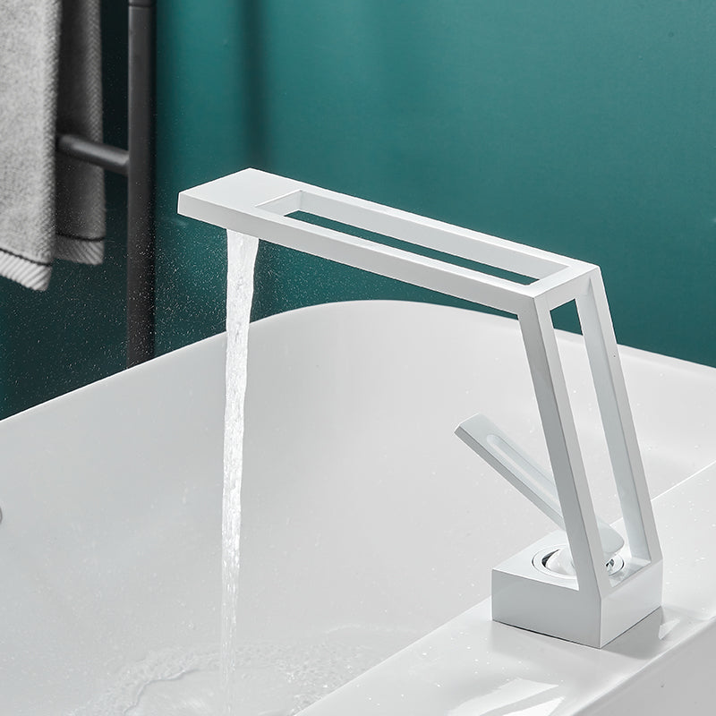 Alyx - Grifo de baño moderno