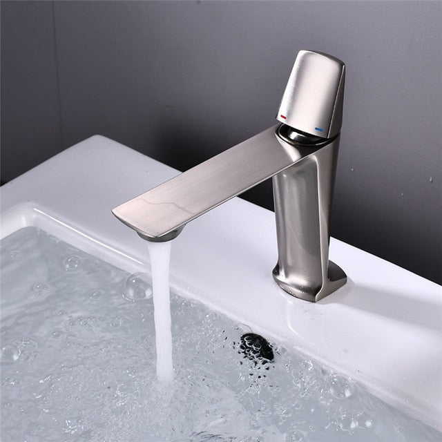 Colby - Grifo de baño moderno