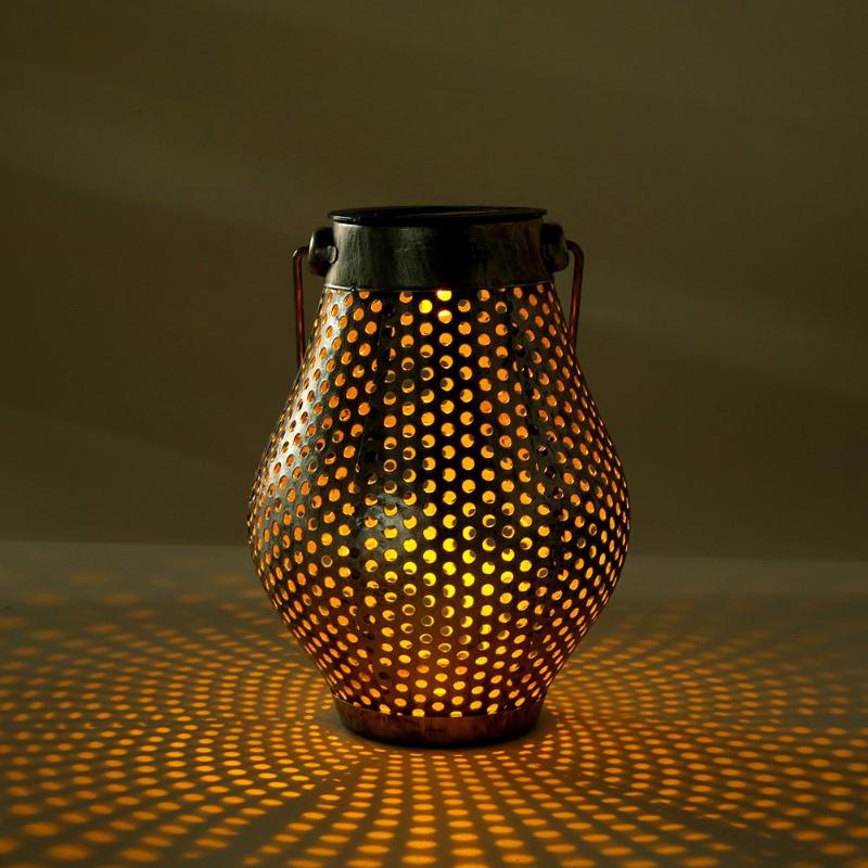 Linterna solar retro que proyecta sombras