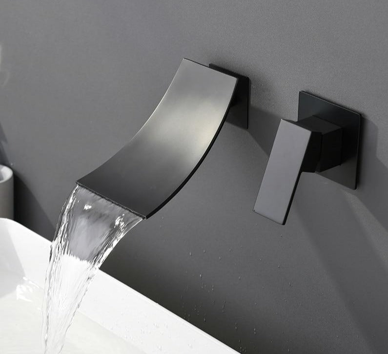 Grifo de cascada curvo de montaje en pared