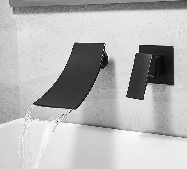 Grifo de cascada curvo de montaje en pared