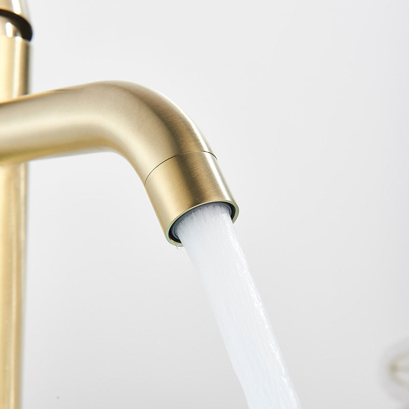 Grifo de baño clásico de oro cepillado