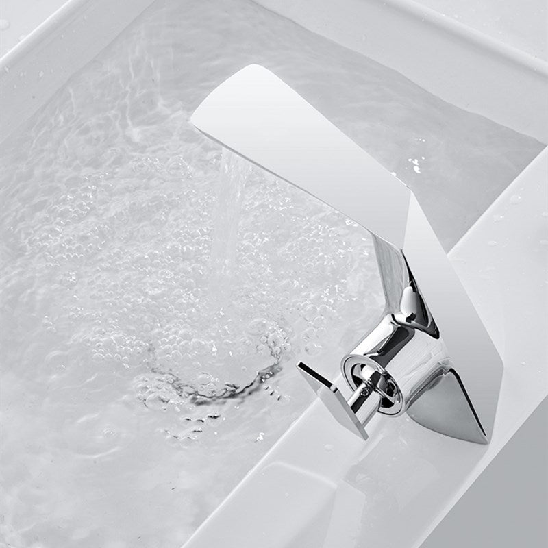 Modern chrome master bathroom basin faucet